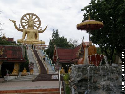 un petit temple sur l'île (avec statue du Dalaï Lama à droite)